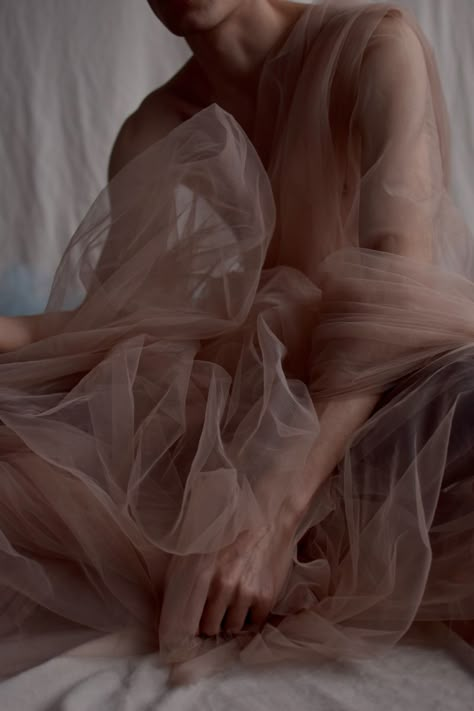 Tulle Photoshoot, Fabric Photoshoot, Magazine Aesthetic, Ethereal Photography, Lake Photoshoot, Creative Fashion Photography, Simple Portrait, Ethereal Aesthetic, Idea Photo