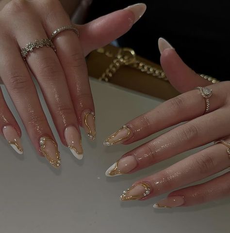 Golden Nail Extension, Gold Almond Nails Designs, Elegant Stiletto Nails, Nails Photoshoot Ideas, Aphrodite Nails, Nail Inspo Gold, Gold Accent Nails, Golden Nails, Formal Nails