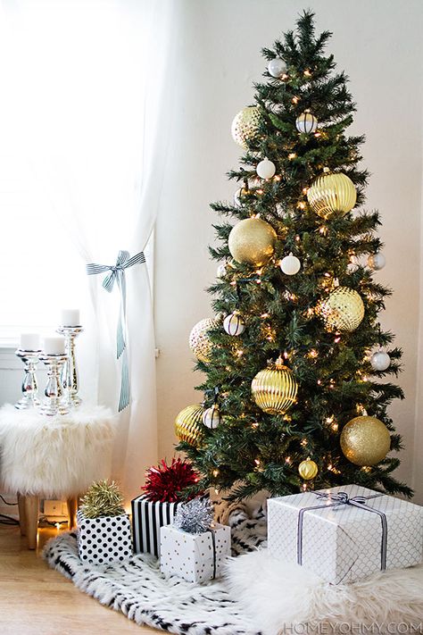 Skinny Christmas tree with large gold ornaments.  Great for big impact in a small space! Turquoise Christmas Tree, Xmas Tree Ideas, Large Ornaments, Gold Christmas Tree Decorations, Turquoise Christmas, Gold Ideas, Large Christmas Tree, Alternative Christmas Tree, Pencil Christmas Tree