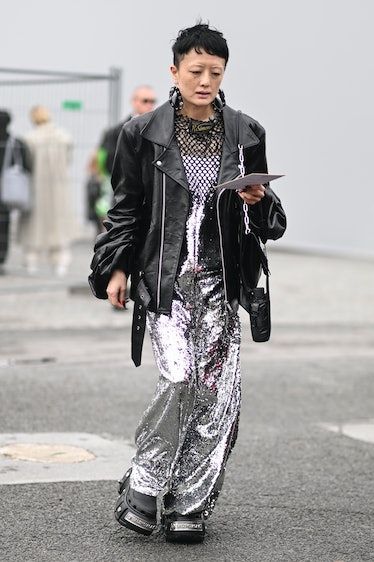 Outfit Astethics, Metallic Street Style, Spring 2023 Street Style, Metallic Outfit, 2023 Street Style, Cold Weather Dresses, Design Books, Paris Fashion Week Street Style, Ootd Ideas