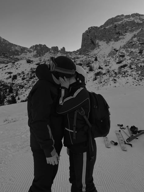 Hiking Couple Pictures, Ski Trip Pictures, Skiing Couple, Snowboarding Couple, Ski Trip Aesthetic, Winter Date Ideas, Winter Picnic, Skiing Aesthetic, Ski Aesthetic