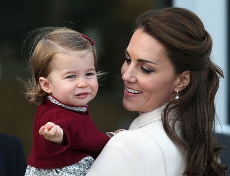 Becoming a Mom Is Terrifying No Matter Who You Are — Just Ask Kate Middleton Boarding A Plane, Half Up Half Down Short Hair, Kate Princess, Herzogin Von Cambridge, Kate Middleton Hair, Kate Middleton Wedding, Low Chignon, Ball Hairstyles, Princess Kate Middleton