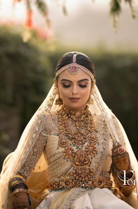 Indian Bride With Gold Jewellery, Temple Jewellery For Bride, Temple Jewellery Bride, Gold Bridal Jewellery Indian South, South Indian Bride Aesthetic, Bridal Gold Jewellery Set South Indian, Bridal Temple Jewellery Sets, Temple Jewellery Set For Bride, Bridal Gold Jewellery Indian Wedding Bride