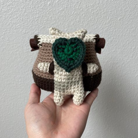 If you’ve been playing Legend of Zelda Tears of the Kingdom, then you’ve probably encountered some of these backpack Koroks. These little Koroks carry backpacks that are much bigger than their bodies and as a result, they’re slowed down by the weight and get separated from their travel companion, and it’s Link’s job to Link Crochet Pattern Zelda, Crochet Zelda Characters, Zelda Totk Crochet, Free Zelda Crochet Pattern, Crochet Zelda Pattern, Legend Of Zelda Crochet Pattern Free, Legend Of Zelda Crochet Patterns, Lotr Crochet Patterns Free, Zelda Crochet Patterns Free