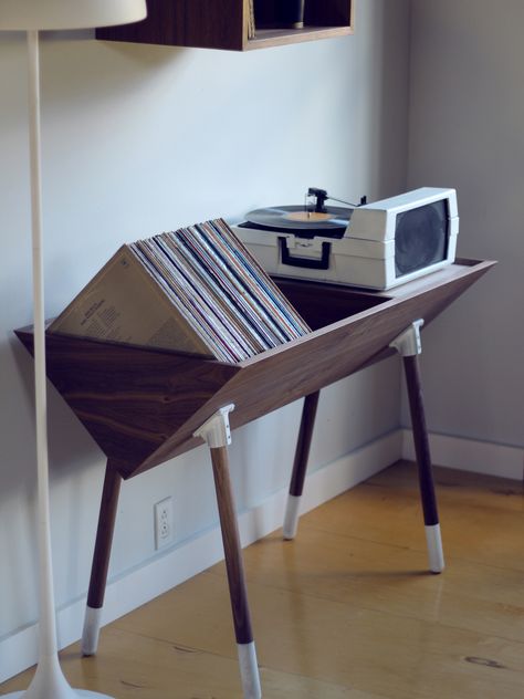 Save your knees! A more efficient way to browse your record collection. And as a bonus it's minimal, modern design perfection. Cool Record Storage, Vinyl Record Storage Diy, Vinyl Record Furniture, Vinyl Table, Record Room, Record Player Stand, Record Cabinet, Deco Studio, Audio Room