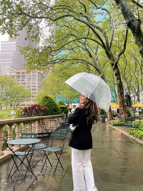 Umbrella Instagram Pictures, Central Park Picnic Outfit, Rainy Day Poses, Rainy Day Photoshoot Instagram, Nyc Umbrella, Umbrella Picture Ideas, Nyc Rainy Day Outfit, Umbrella Photoshoot Ideas, Rainy Picnic