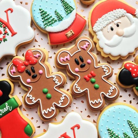 Mickey Christmas Cookies Decorated, Disney Christmas Cookies, Snowglobe Cookies, Christmas Sugar Cookies Decorated, Disney Cookies, Snowman Cookies, Holiday Party Foods, Holiday Images, Cookie Pops