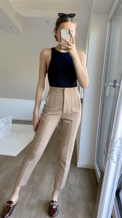 Beige Tapered Pants Outfit, Zara Beige Pants Outfit, Khaki Trouser Outfit Women, Nude Trousers Outfit, Pantalones Beige Outfit, Nude Pants Outfit, Beige Pants Outfit, Colored Pants Outfits, Outfit Trabajo