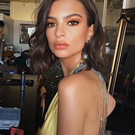 Emily Ratajkowski's low-key approach to red carpet beauty is very on trend and follows a host of celebs (read: Kate Upton, Ciara and even Michelle Obama) who debuted this look. Yellow Wedding Dress, Romantic Makeup, Monica Bellucci, Dress Makeup, Emily Ratajkowski, Jessica Chastain, Celebrity Makeup, Prom Makeup, Gorgeous Makeup