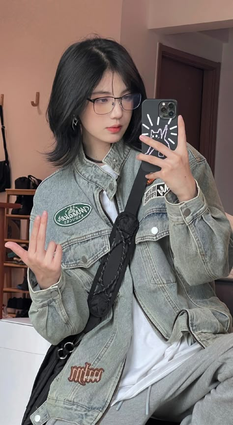 Tomboy Girl Aesthetic, Tomboy Ulzzang, Ulzzang Tomboy, Casual Tomboy Outfits, Asian Tomboy, Tomboyish Outfits, Boyish Girl, Korean Style Outfits, Boyish Outfits