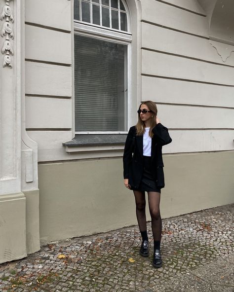 Loafers Mini Skirt, Blazer With Mini Skirt, Skirt Black Outfit, Black Outfit Fall, Mini Skirt Aesthetic, Fall Loafers, Germany Outfits, Black Fall Outfits, Skirt Aesthetic