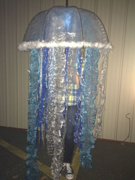 Jelly fish costume with flash tobetter see the details Jellyfish Halloween Costume, Costume Medusa, Jellyfish Halloween, Diy Jellyfish, Jellyfish Costume, Halloween Costumes 2014, Jellyfish Illustration, Fish Costume, Costumes College