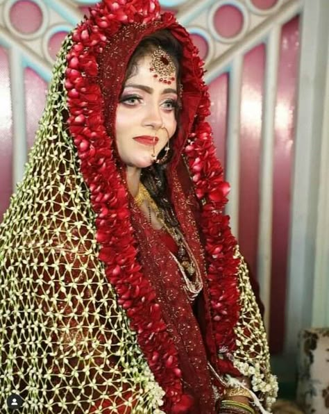 Flower Dupatta For Bride, Nikah Veil, Flower Dupatta, Niqab Tutorial, Floral Dupatta, Women Trousers Design, Bridal Hairstyle Indian Wedding, Haldi Dress, Hijabi Brides