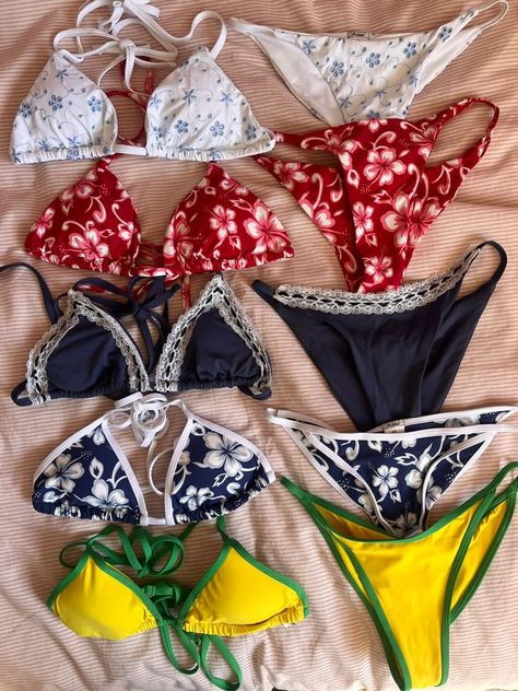 Cute Swimsuits Two Piece, Cute Y2k Bikinis, Summer Bathing Suit Outfits, Early 2000s Bathing Suit, 90s Bikinis Style, Aestethic Bikinis Grunge, Mamma Mia Swimsuit, Swimming Costume Aesthetic, 2000s Bathing Suits