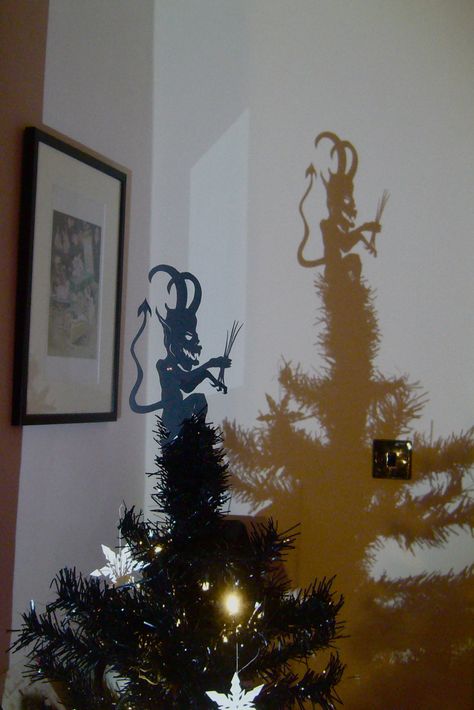 Funny Christmas Tree Toppers, Funny Tree, Cozy Studio Apartment, Apartment Designs, Hantverk Diy, Scary Christmas, Funny Christmas Tree, Dark Woods, Creepy Christmas