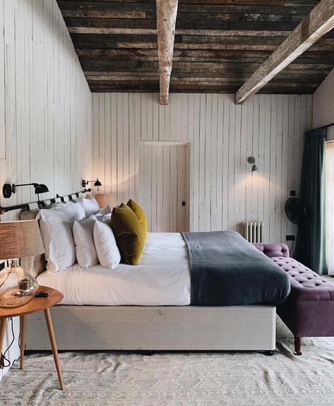 Soho Farmhouse on Instagram: “Slow mornings waking up here 👌🏻 thanks for sharing @theindiaedit #SohoFarmhouse” Beams In Master, Farmhouse Rooms, Sweets Design, Country House Bedroom, Downstairs Bedroom, Wooden Cladding, Farmhouse Bed, Soho Farmhouse, Cabin Bedroom