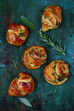 Un dejeuner de soleil: Brioche salée aux herbes French Baking, No Salt Recipes, Bakery Bread, Breakfast Breads, Fabulous Foods, Easter Ideas, High Tea, Veggie Recipes, Savoury Food