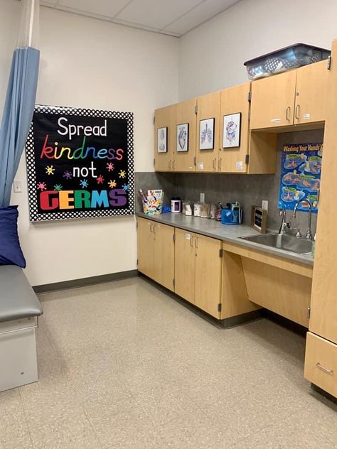 School Nurse Office Aesthetic, Middle School Nurse Office, School Health Office Decor, Elementary Nurse Office Decor, Cute School Nurse Office, School Health Office, School Nurse Office Set Up, Elementary School Nurse Office Set Up, Health Office Decor