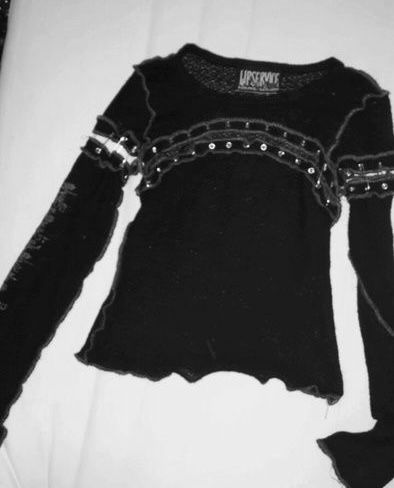 Emo Vintage Outfits, Grunge Shirt Diy, Depeche Mode Concert Outfit, Goth Diys, Altering Shirts, Diy Alternative Clothes, Goth Diy Clothes, Diy Punk Clothes, Diy Grunge Clothes