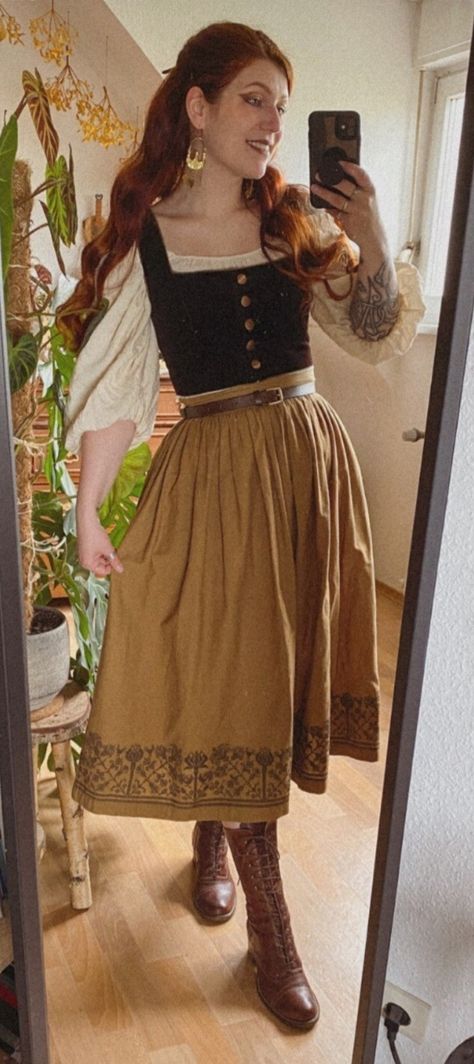 Simple Renisance Fair Outfit, Casual Medieval Outfits Female, Yellow Ren Faire Outfit, Ren Core Aesthetic, Fantasy Cottagecore Aesthetic Outfits, Hobbit Clothes Inspired Outfits, Hobbit Clothes Women, Kitchen Witch Outfit Ideas, Diy Hobbit Costume Women