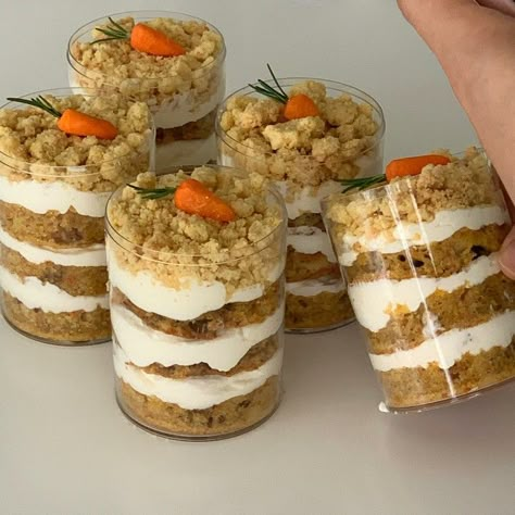 Mini Carrot Cakes, Carrot Cake Decoration, Carrot Desserts, Dessert Box, Dessert Packaging, Bakery Packaging, Cake Packaging, Cake Decorating Designs, Fashion Cakes