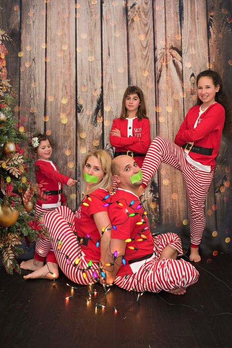 Family Christmas Picture Ideas At Home, Poses For Family Christmas Pictures, Fun Family Photos Christmas, Original Christmas Photo Ideas, Funny Family Christmas Pictures Ideas, Christmas Cookie Family Photos, Group Christmas Photo Ideas, Silly Christmas Card Photo Ideas, Xmas Cards Ideas Photo