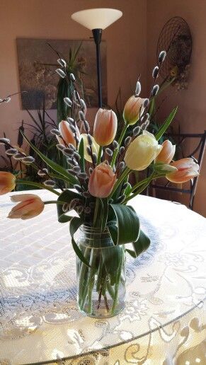 Tulips And Pussywillows, Entryway Doors, Willow Flower, Tulip Wedding, Spring Flower Arrangements, Spring Arrangements, Spring Floral Arrangements, Garden Decor Projects, Flower Arrangements Simple