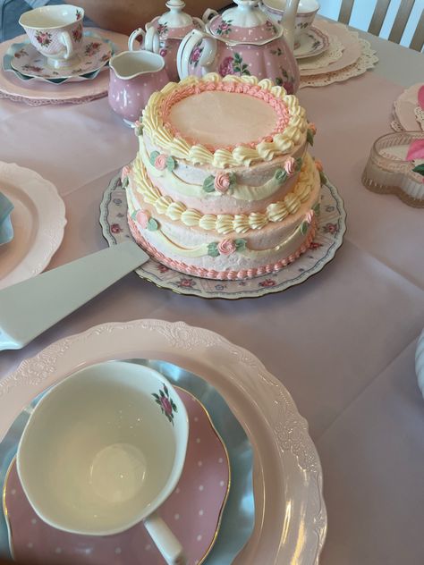 Tea Party Cakes Birthday, Croquette Tea Party, 18th Birthday Tea Party Ideas, Croquette Birthday Party, Coquette Party Ideas, Coquette Party Theme, Victorian Birthday Party, Teen Tea Party, Coquette Party Decoration