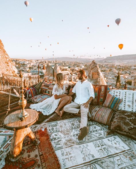 ✨Dreamlike state of mind in beautiful #cappadocia 🎈 . Guess who slept through their alarm ⏰ on this morning!? 😂 we woke up with a start at 7:20am & by 7:26am this was us!! . Shooting never goes perfectly {even if you do wake up at the right time} the weather doesn’t cooperate or you’re not feeling it, or there are a million other tourists in your shot ~ you just have to PERSEVERE 💪🏽 . We love you @kozacavehotel 🥰 . #kapadokya #goreme #göreme #cappadociaturkey #travelblogger #bucketlist #buc Boho Travel, Boho Inspo, Boho Life, Bohemian Aesthetic, Hippie Girl, Boho Aesthetic, Paradise On Earth, Hippie Art, Hippie Outfits