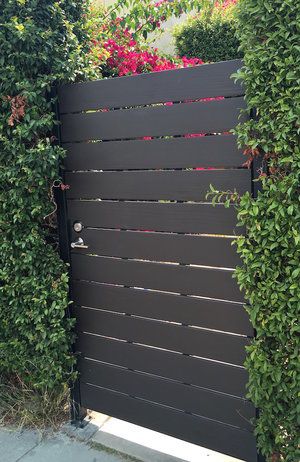 Modern Horizontal Fence, Midcentury Exterior, Tor Design, Backyard Gates, Garden Fences, Modern Fence Design, Modern Gate, Side Gates, Horizontal Fence