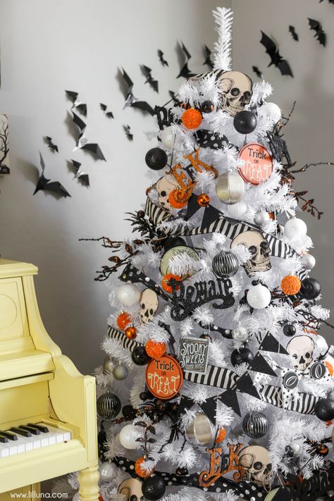 Diy Halloween Tree, Halloween Tree Decorations, Halloween Christmas Tree, Halloween Decorations To Make, Casa Halloween, Diy Halloween Decor, Halloween Tree, Easy Diy Halloween, Halloween Trees