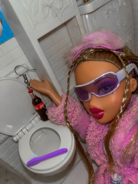 Birthday Bratz Doll, Y2k Aesthetic Bratz, Wasted Aesthetic, Bratz Yasmin Icon, Bratz Decor, Bratz Portrait, Bratz Party Decorations, Slumber Party Aesthetic, Hip Hop Birthday Cake