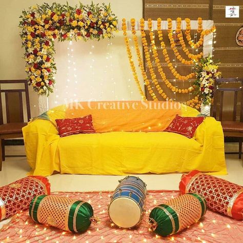 Mayoun Decor Home, Mayoon Decorations At Home, Dholki Decor Home, Mehndi Decor At Home, Mehndi Decoration Ideas At Home, Mehndi Stage Decor, Mehndi Decoration Ideas, Dholki Decor, Mehndi Stage