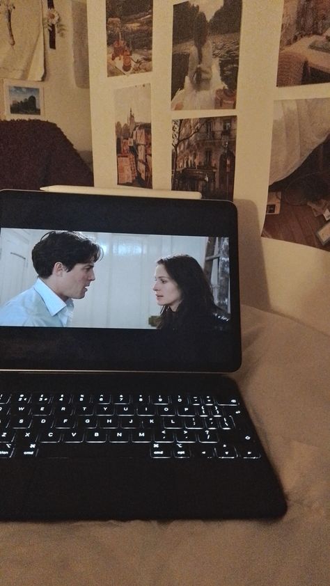 Romcoms Aesthetics, Solo Movie Night, Notting Hill Aesthetic, 200s Aesthetic, Watching Movies Aesthetic, Notting Hill Movie, Hill Aesthetic, Books 2023, Rom Coms