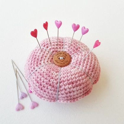 Pincushion Crochet Pincushion, Pin Cushions Patterns, Crochet Cover Up, Fun Crochet Projects, Pin Cushion, Yarn Needle, Crochet Designs, Crochet Yarn, Pin Cushions