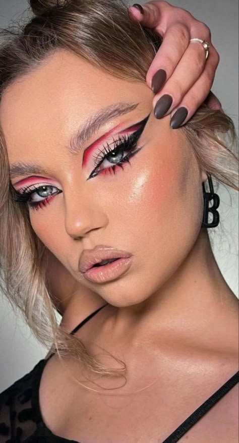 Makeup Artist Look Ideas, Vegas Theme Makeup, Red And Black Makeup Looks, Crazy Makeup Art, Cool Eyeshadow Looks, Futuristic Makeup Looks, Intense Eye Makeup, Exotic Makeup, Futuristic Makeup