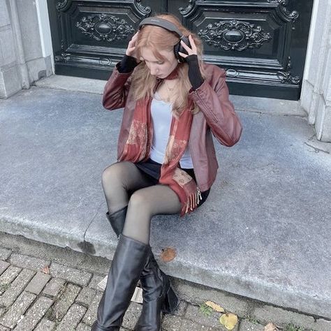 downtown girl headphones outfit inspo Down Town Girl Outfits Ideas, Downtown Girl Aesthetic Pfp, Downtown Girl Instagram, Autumn Downtown Girl Outfits, Y2k Downtown Girl Outfits, Fall Downtown Girl Outfits, Downtown Girl Fashion, Downtown Girl, Downtown Outfits Night