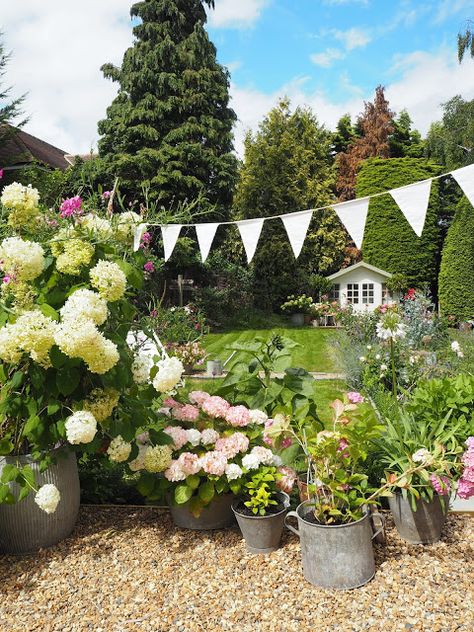 Garden // A month by month guide {another year, a lot of blooms...} - Roses and Rolltops 1930s Garden, Growing Dahlias, Growing Pumpkins, Garden Pictures, Garden Borders, Planting Bulbs, Back Garden, Country Gardening, Patio Area