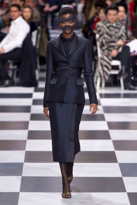 Christian Dior Spring 2018 Couture collection, runway looks, beauty, models, and reviews. Dior Suit, Dior Collection, Christian Dior Haute Couture, Dior Haute Couture, Spring Couture, Maria Grazia Chiuri, Christian Dior Couture, Couture Mode, Dior Couture