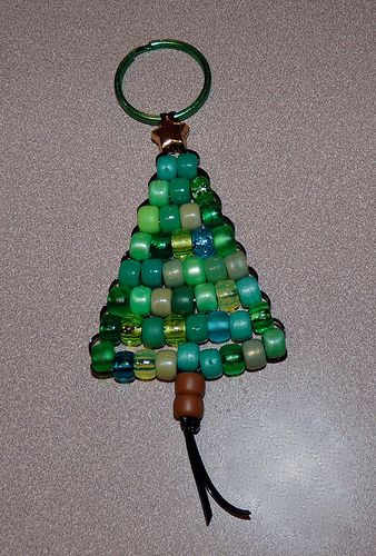 Beaded Christmas Tree Keychain from http://knitsandknotsweb.blogspot.co.uk Pony Bead Keychain Patterns, Bead Keychain Patterns, Bead Pets, Pony Bead Animals, Beaded Christmas Tree, Keychain Patterns, Pony Bead Projects, Christmas Keychain, Tree Keychain