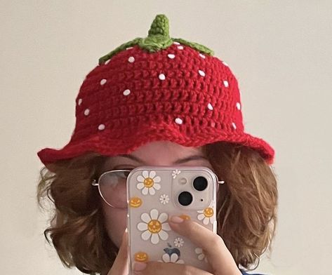 Crochet Strawberry Bandana Pattern Free, Strawberry Hat Crochet Pattern Free, Crochet Apple Hat, Crochet Fruit Hat, Cool Crochet Hat, Strawberry Hat Crochet, Cute Crochet Hat, Crochet Bucket Hats, Crochet Hat Ideas