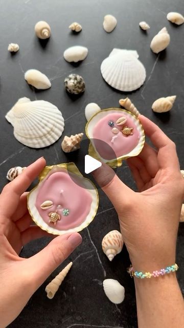 Homemade Shelf Ideas, Shell Ideas Projects, Shell Diy Ideas, Sea Shell Crafts For Kids, Diy Shell Decor, Shell Candles Diy, Bougie Diy, Homemade Shelves, Beach Besties