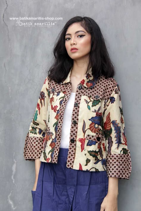 Batik Amarillis made in Indonesia www.batikamarillis-shop.com Proudly present Batik Amarillis’s Traveller jacket in gorgeous Batik Sragen  tegal the jacket itself is sporty chic, safari kinda style with a twist!!! Dress Wisuda, Blazer Batik, Batik Outer, Batik Blazer, Model Outer, Painted Dupatta, Outer Batik, Pola Blus, Batik Amarillis