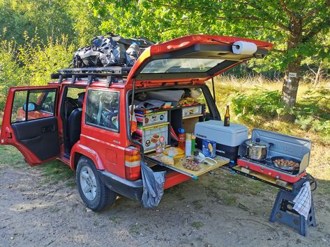 Jeep Patriot Camper Conversion, Overland Storage Ideas, Jeep Patriot Camping, Jeep Overlanding Setup, Xterra Accessories Ideas, Jeep Xj Camping, Jeep Wrangler Camping Setup, Jeep Xj Overland, 4x4 Camping Setup