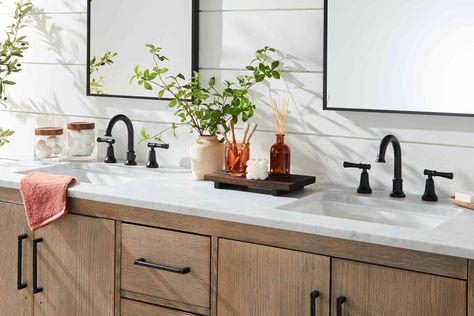 Tips and tricks to organize a bathroom counter so that it appears both functional and aesthetically pleasing. Here's how to get your bathroom counter in order. Bathroom Counter Organization Ideas, Under Sink Shelf, Bathroom Staging, Bathroom Counter Organization, Counter Organization, Sophisticated Bathroom, Diy Accent Wall, Primary Bathroom, Bathroom Counter