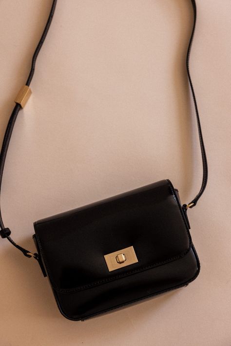 J Crew Edie Bag, Black Purse Crossbody Casual, Small Black Leather Purse, Black Crossbody Bag Outfit, Cross Body Bag Outfit, Everyday Crossbody Bag, Crossbody Bag Outfit, Kendi Everyday, Purse Casual