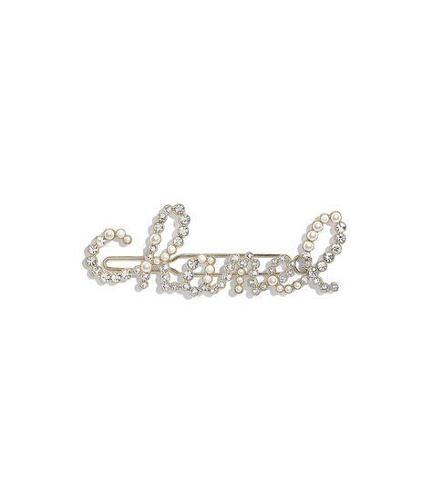 CHANEL Fashion - Fall-Winter 2019/20 - Hair Clip - Reference: AB2850 Y47927 Z8905 - $800* *Recommended retail price. Actual price may vary. For legal information please http://services.chanel.com/en_US/policies/legal  http://www.chanel.com/-2u8t Chanel Hair Clip, Moda Chanel, Crystal Hair Accessories, Crystal Hair Clips, Mode Chanel, Beautiful Hair Accessories, Chanel Store, Chanel Pearls, Chanel Official