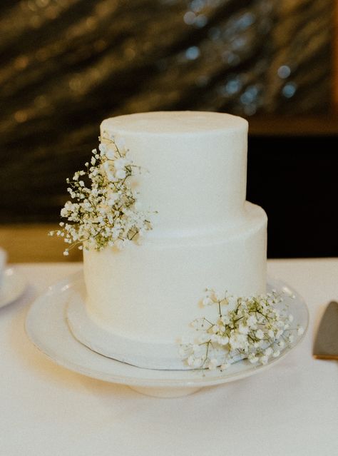 A beautifully simple two-tier wedding cake adorned with delicate baby’s breath flowers—perfect for a minimalist yet romantic celebration. Save this for your simple wedding decorations inspiration! 🍰✨ #SimpleWeddingDecorations #WeddingCakeInspo #MinimalistWedding #BabysBreath #ElegantWedding 2tier Wedding Cake Simple, Simple Homemade Wedding Cake, 2 Tier Wedding Cake Simple, Baby Breath Cake, White Simple Wedding Cake, Simple Small Wedding Cakes, Small Two Tier Wedding Cake, Simple Wedding Cake Small One Tier, Simple 2 Tier Wedding Cake