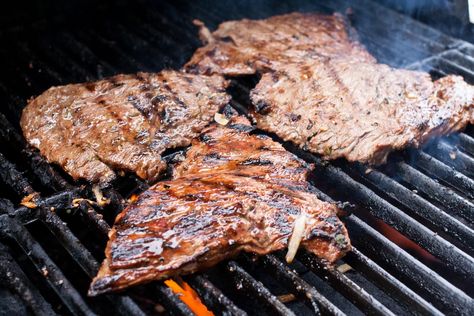 Carne Asada Steak Burrito Recipe, Flank Steak Chimichurri, Steak With Chimichurri Sauce, Hawaiian Skirt, Grilled Skirt Steak, Authentic Mexican Recipes, Marinated Flank Steak, Flank Steak Recipes, Grilled Flank Steak