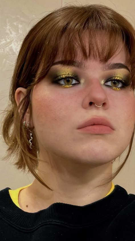 Yellow And Gold Eyeshadow Looks, Yellow And Black Eye Makeup, Creative Gold Makeup, Yellow Glitter Eye Makeup, Golden Black Makeup, Black And Yellow Eyeshadow, Fashion Show Makeup Ideas, Black And Golden Makeup, Black And Yellow Makeup Looks